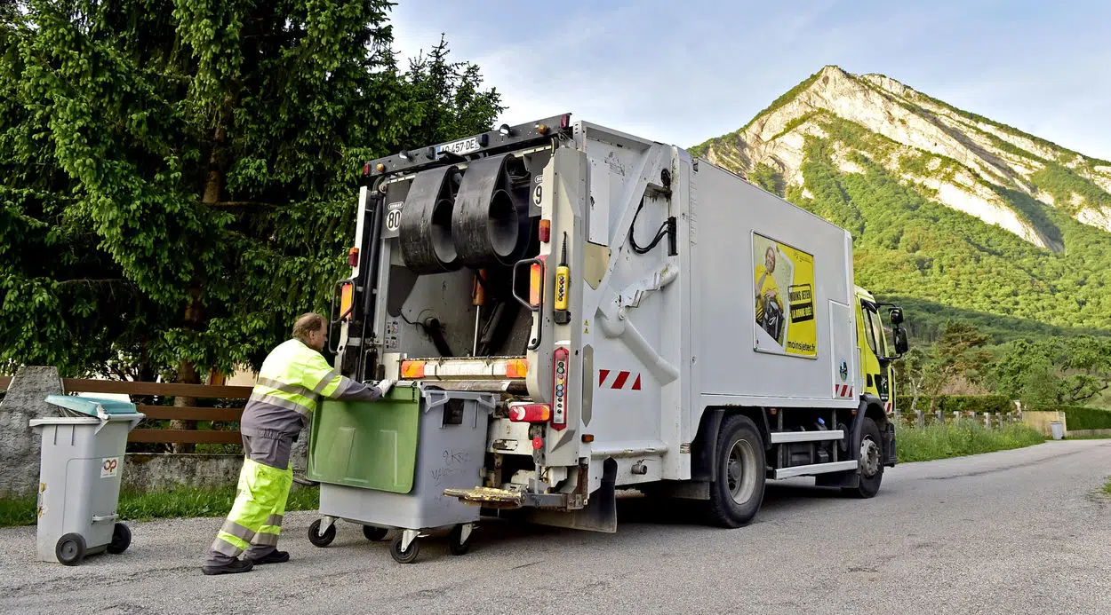 La collecte des déchets par des éboueurs